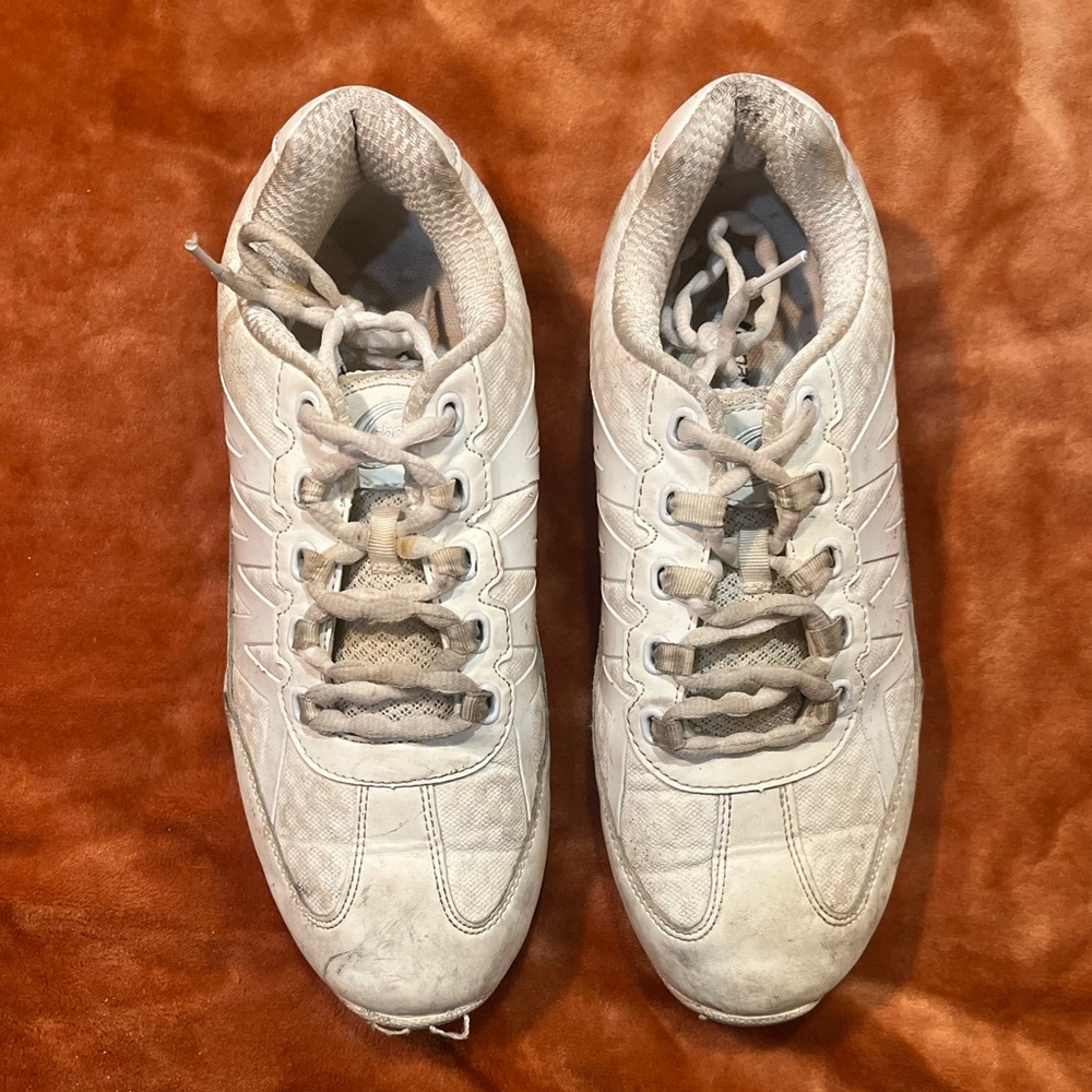 BRAND: Chassé
SIZE: women’s 9
COLOR: white